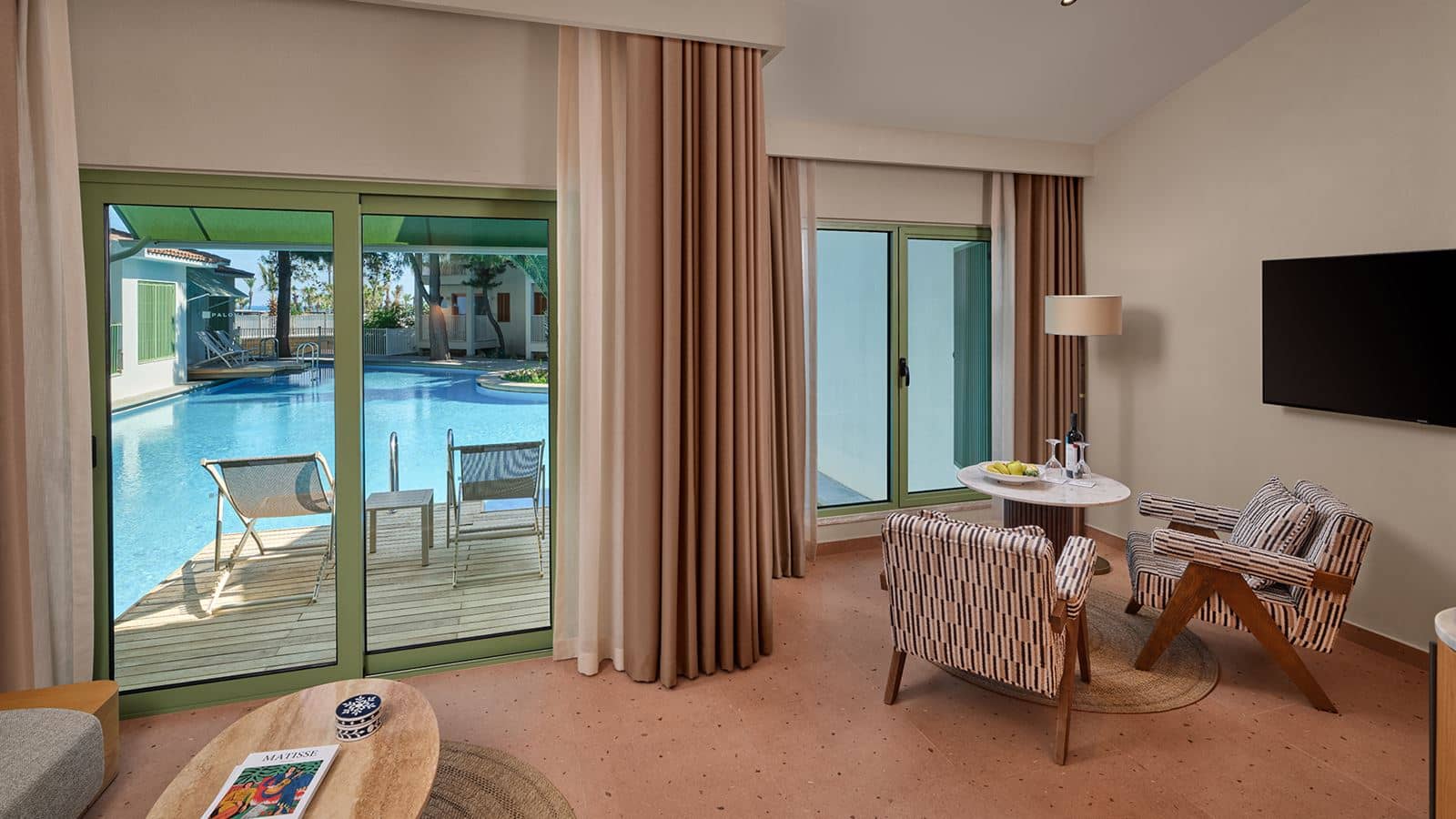 rooms-lake-suite-direct-pool-acces-+18-age