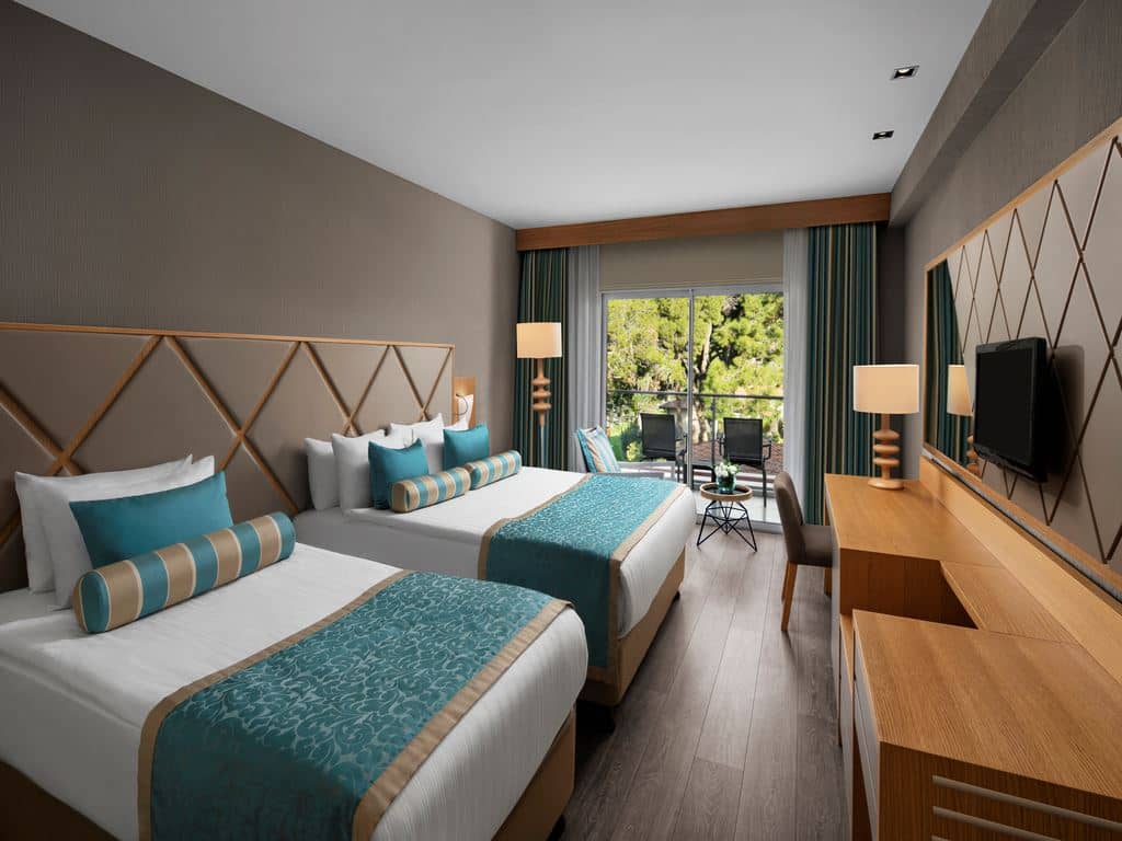 rooms-connection-family-room-land-view