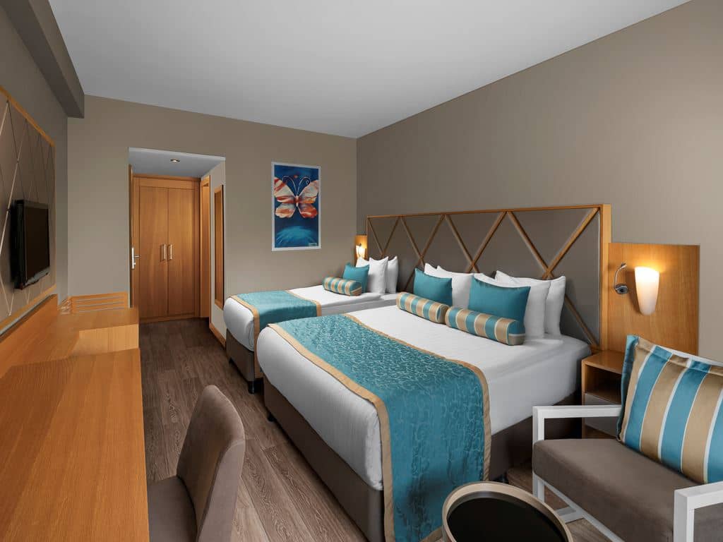rooms-connection-family-room-land-view