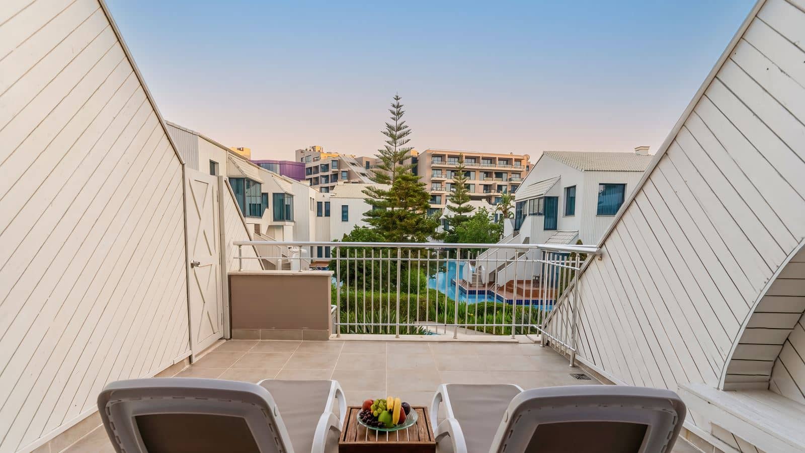 rooms-deluxe-superior-room-pool-acces