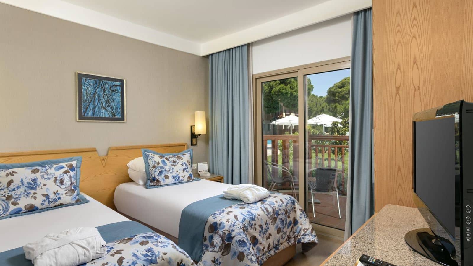 rooms-coral-room
