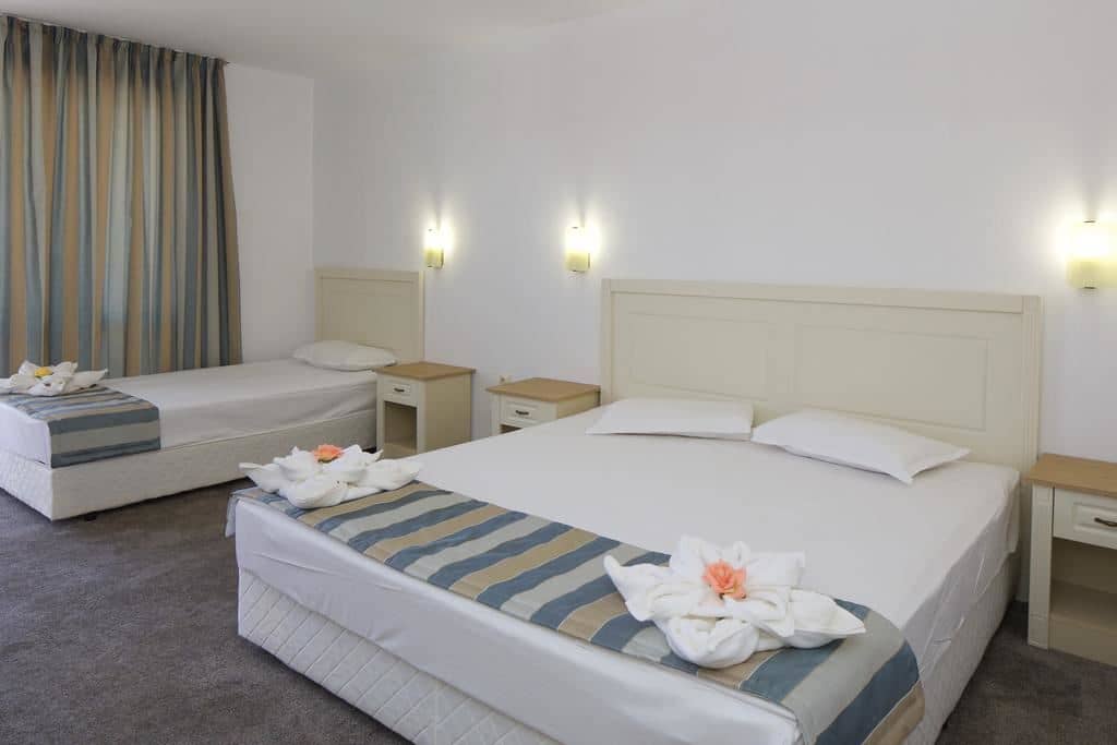 rooms-triple-annex-room-balcony