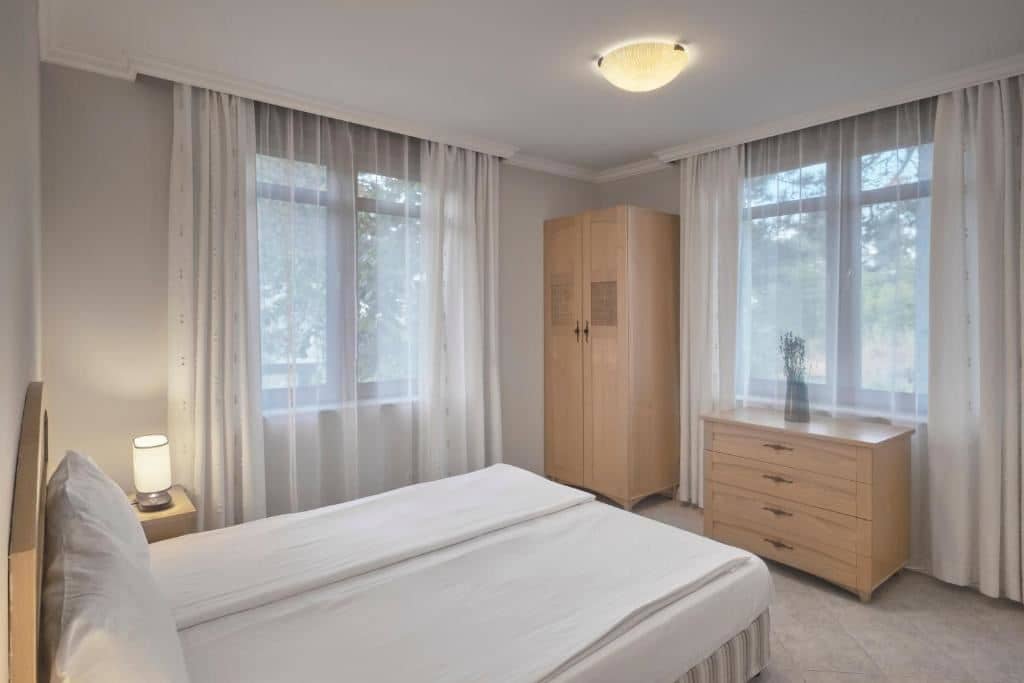 rooms-1-bedroom-apartment-park-view-balcony