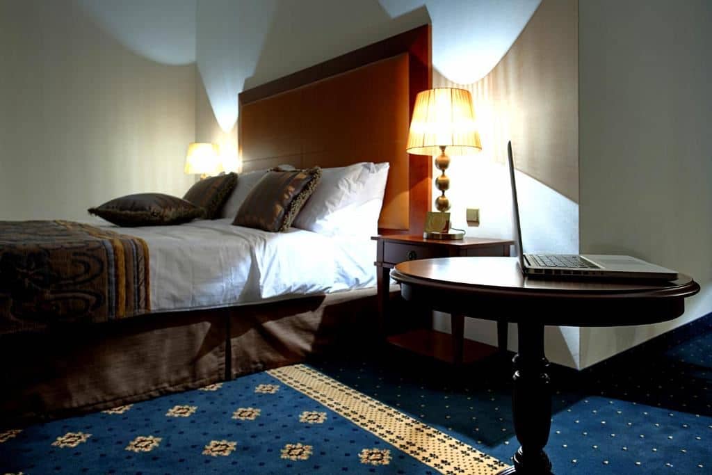 rooms-single-wchild-standard-room-balcony