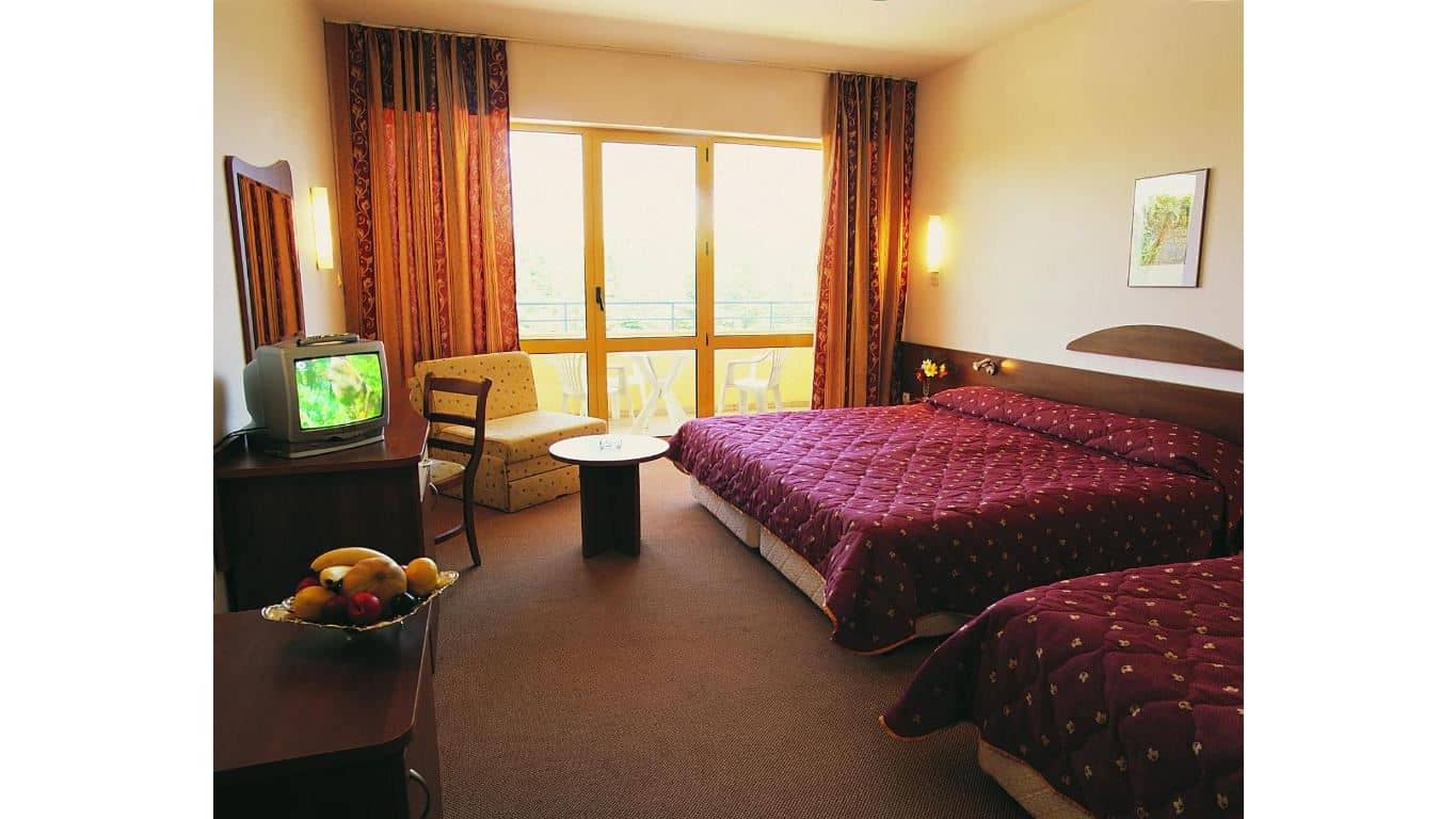 rooms-twin-superior-room-balcony