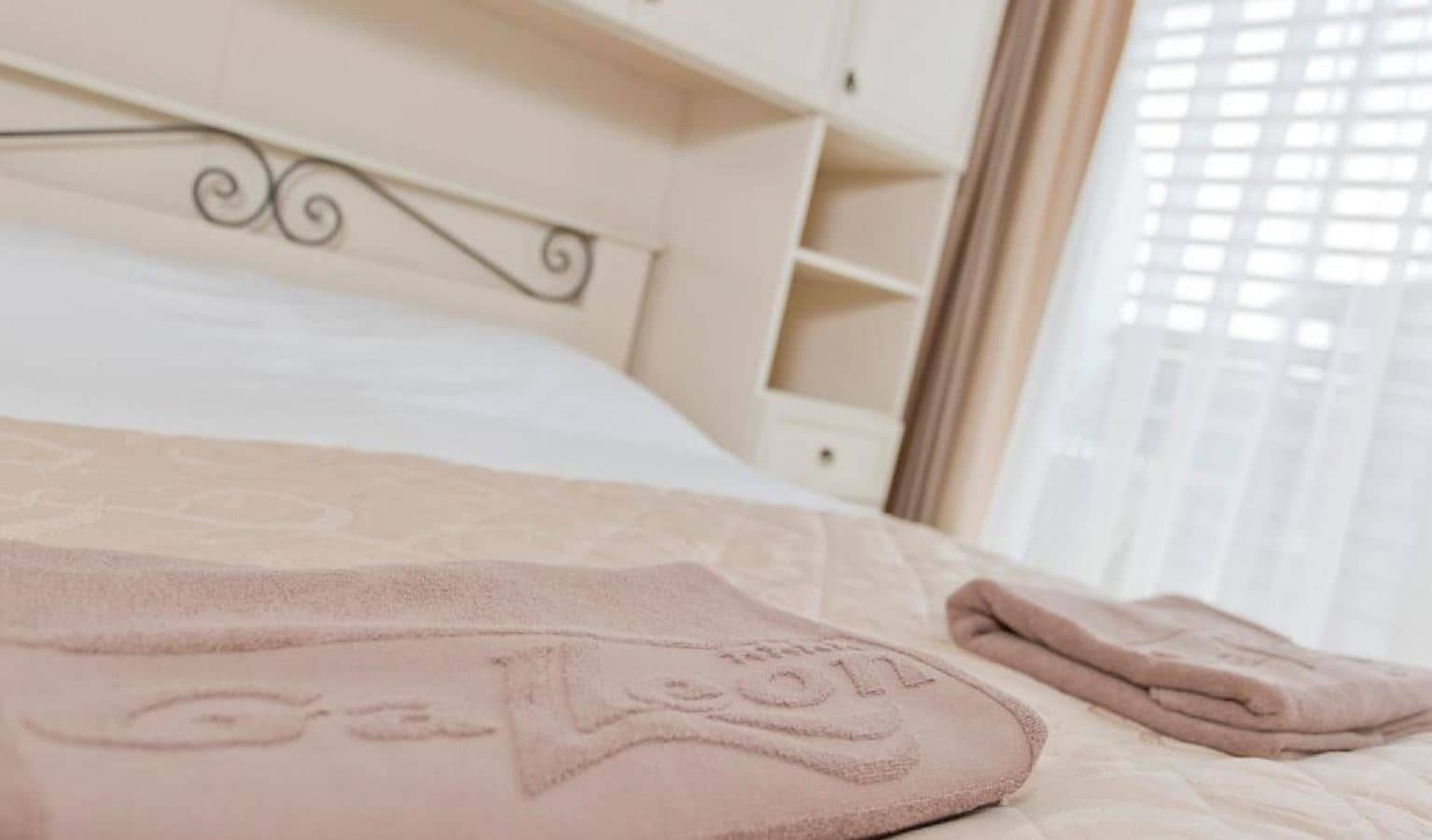 rooms-standard-apartment-lateralseaview-balcony