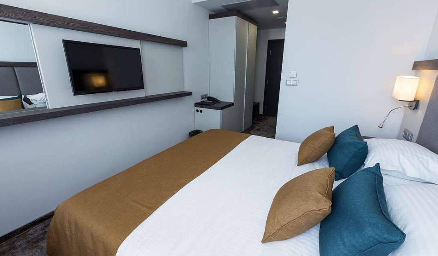 rooms-single-room-pool-view-without-balcony