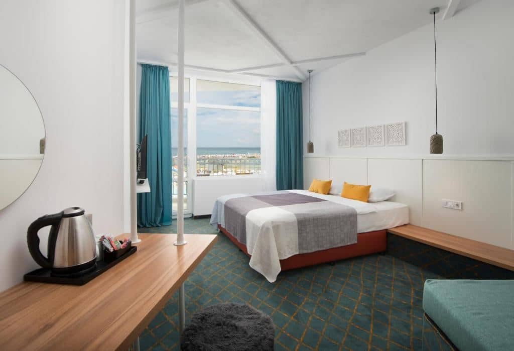 rooms-single-wchild-standard-room-seasideview-balcony-or-terrace