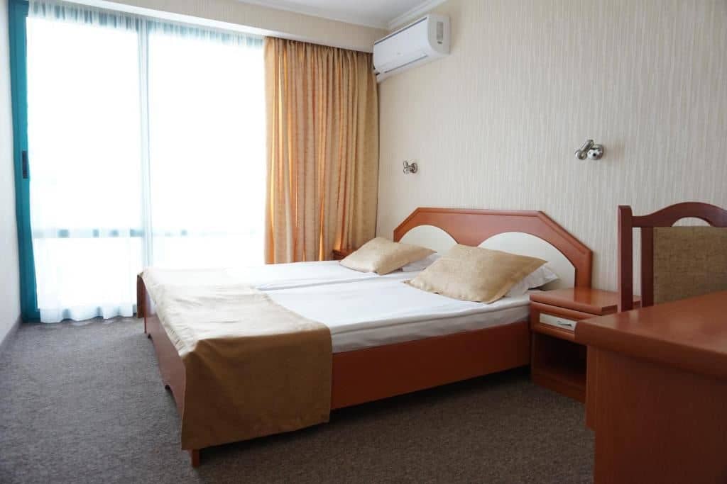 rooms-single-room-pool-view