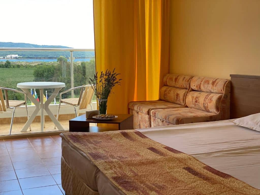 rooms-twin-standard-room-balcony-or-terrace
