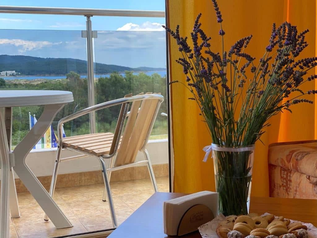 rooms-twin-standard-room-balcony-or-terrace