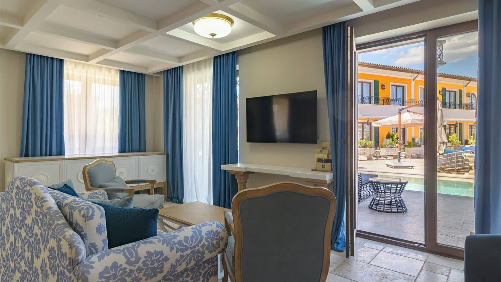 rooms-premier-villa-balcony-or-terrace