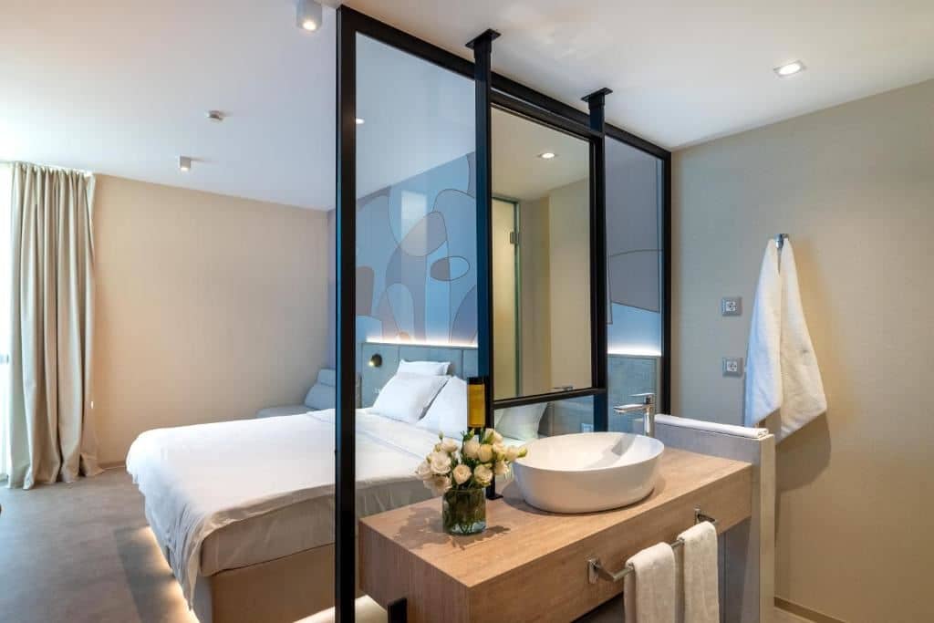 rooms-single-wchild-standard-room-seaview-balcony-or-terrace