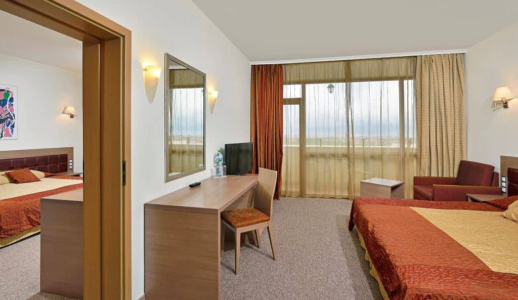 rooms-family-room-park-view