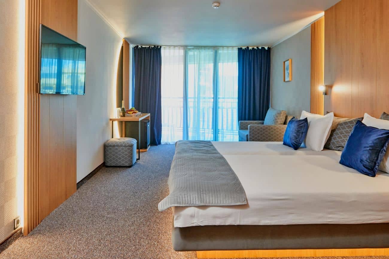 rooms-standard-room-lateralseaview-balcony-or-terrace