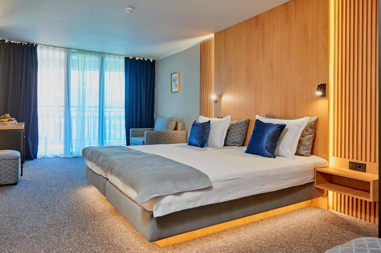 rooms-singleuse-standard-room-lateralseaview-balcony-or-terrace
