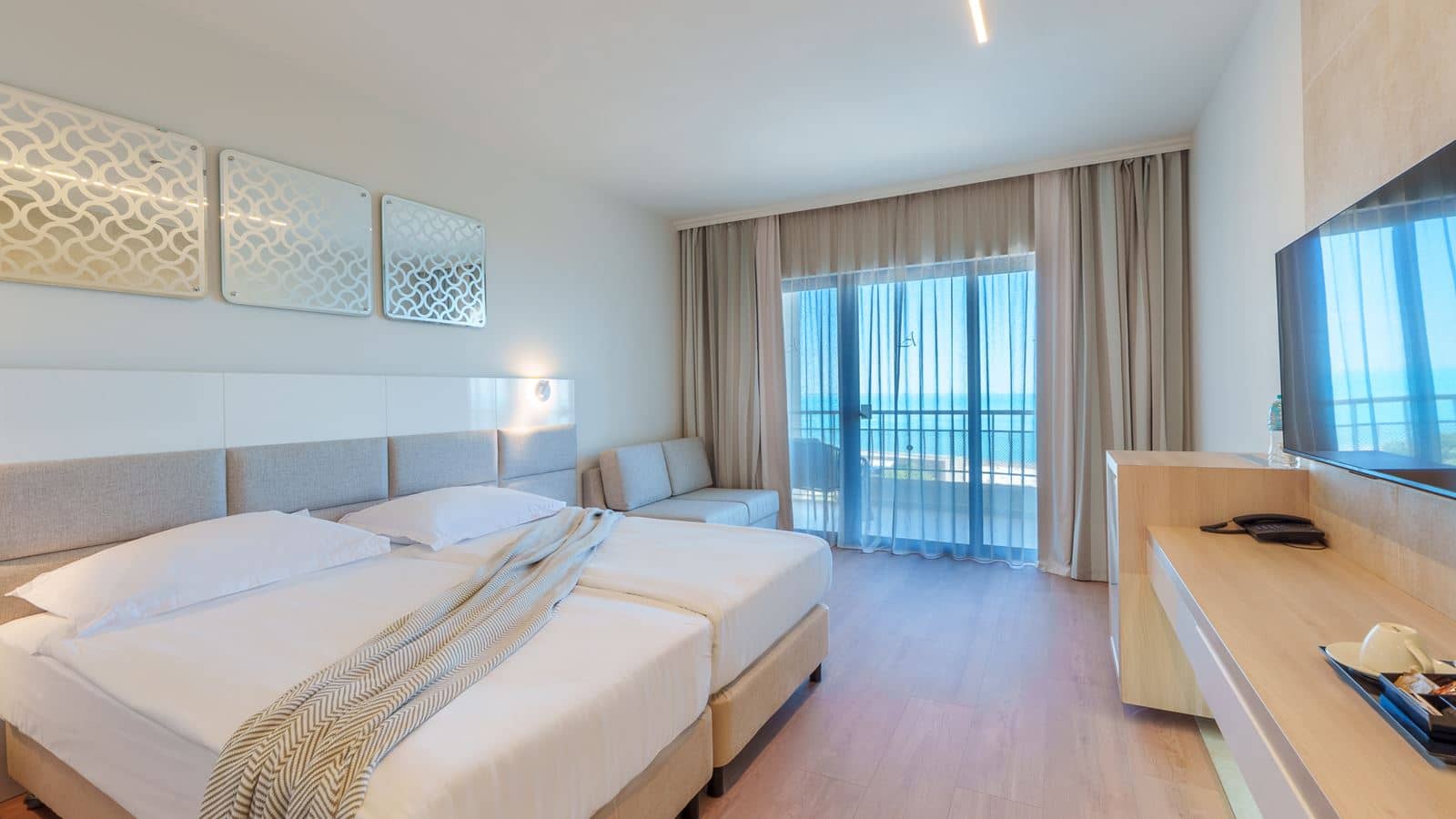 rooms-twin-deluxe-room-sea-view-balcony