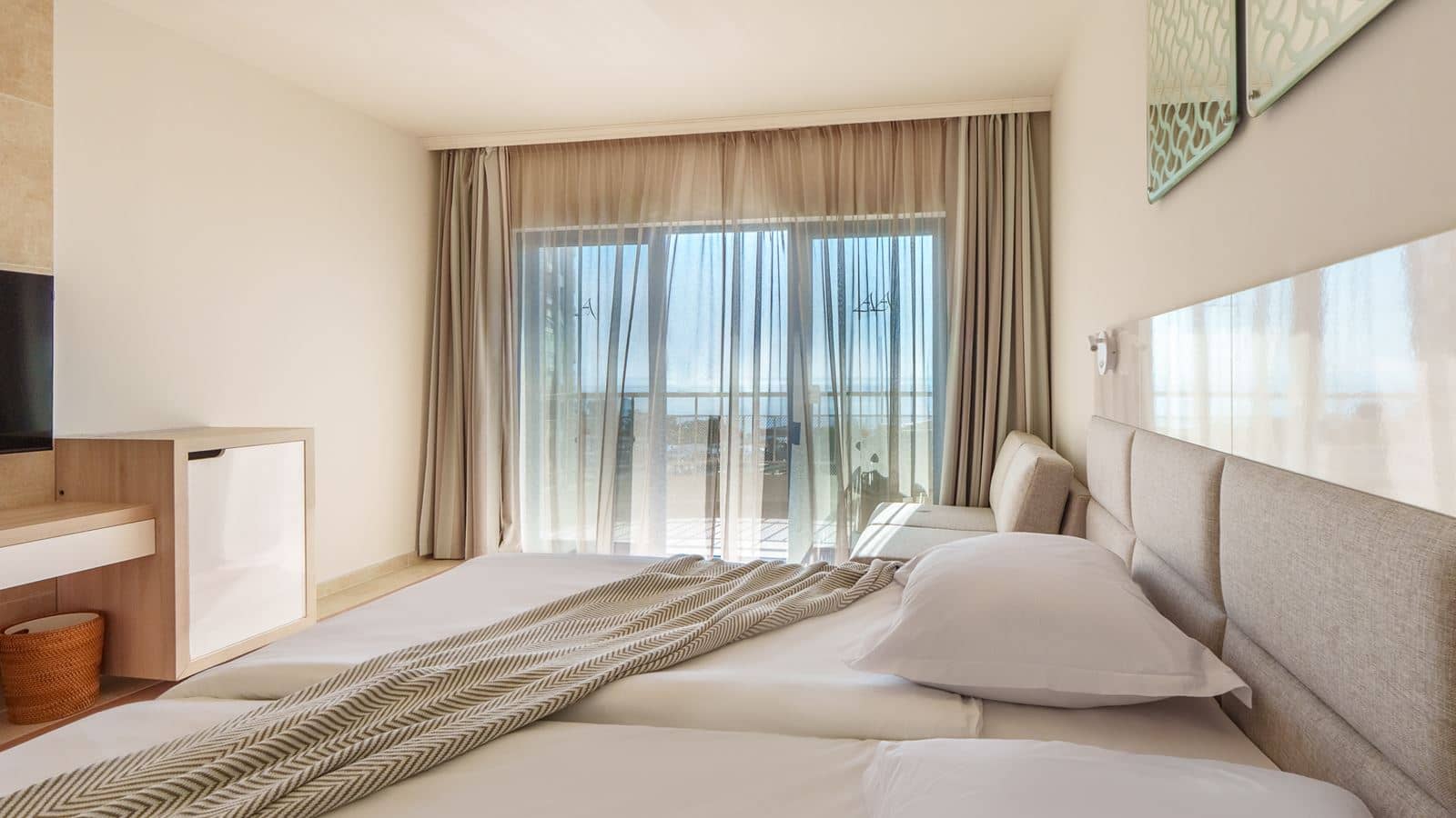 rooms-twin-deluxe-room-sea-view-balcony