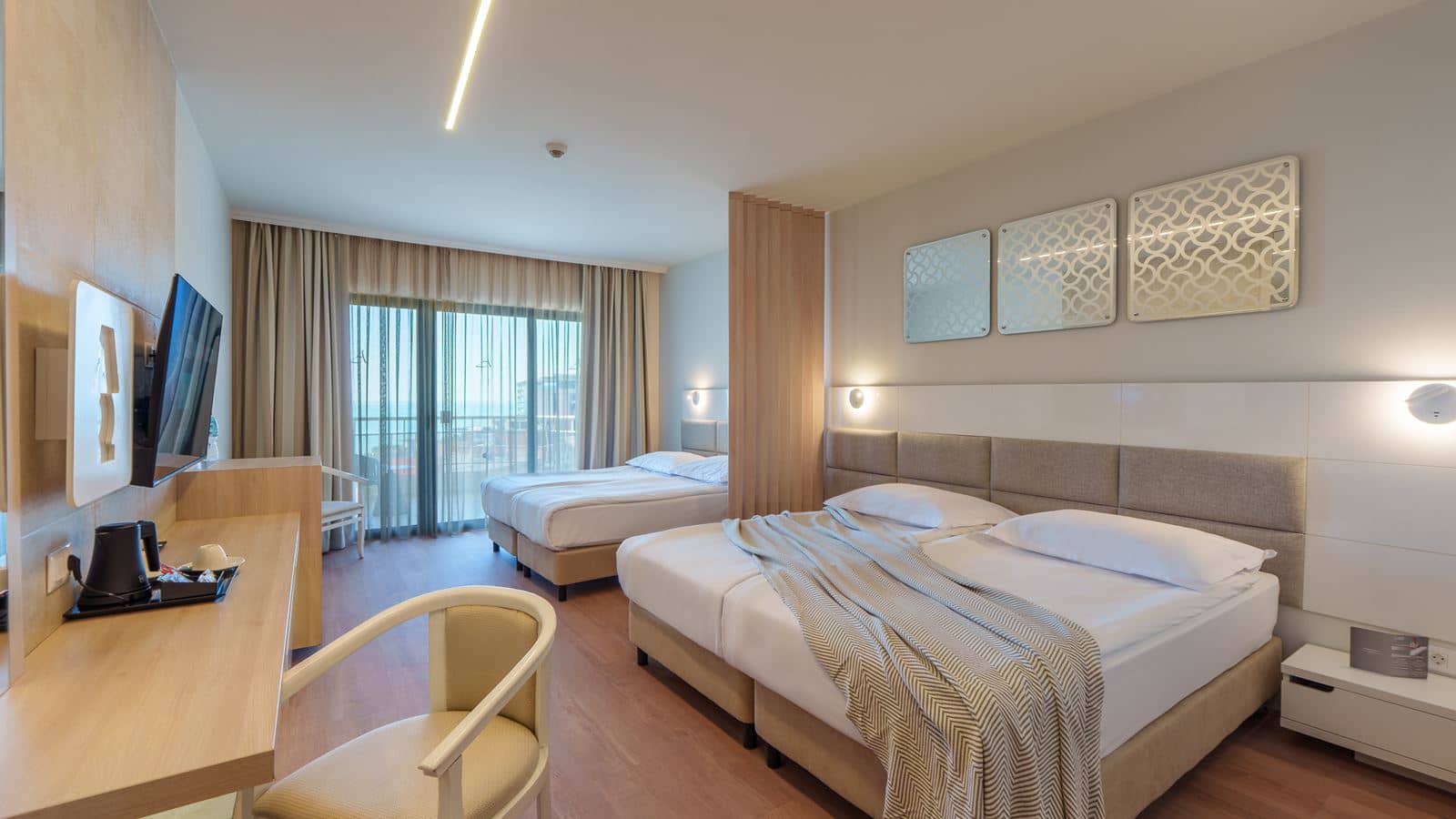 rooms-twin-deluxe-room-sea-view-balcony
