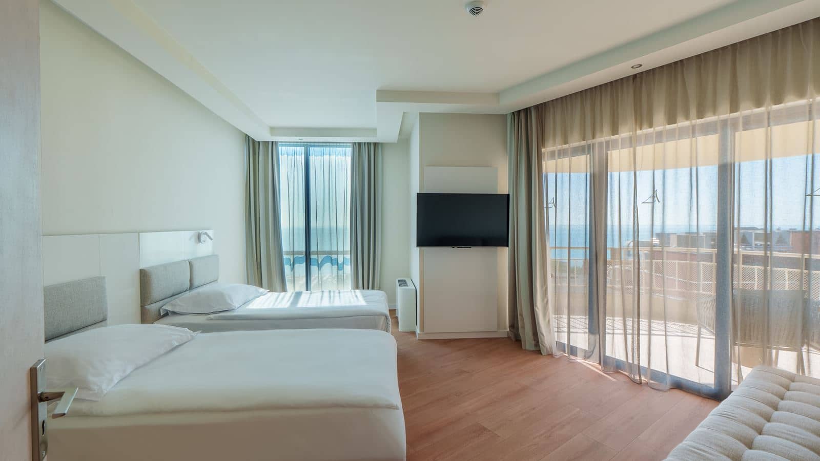 rooms-standard-family-room-sea-view-balcony