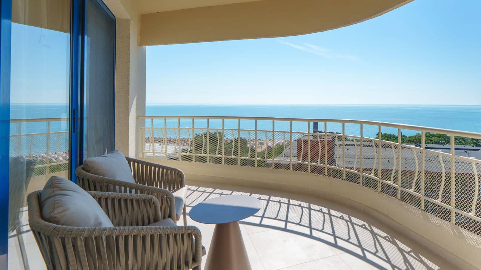 rooms-standard-family-room-sea-view-balcony