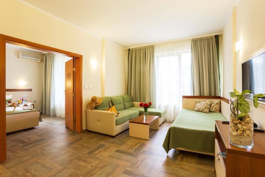rooms-deluxe-apartment-balcony-or-terrace