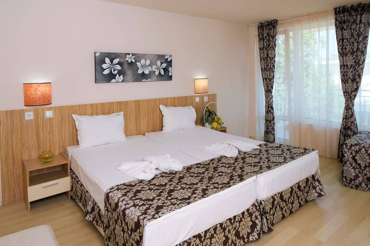 rooms-triple-standard-room-balcony-or-terrace