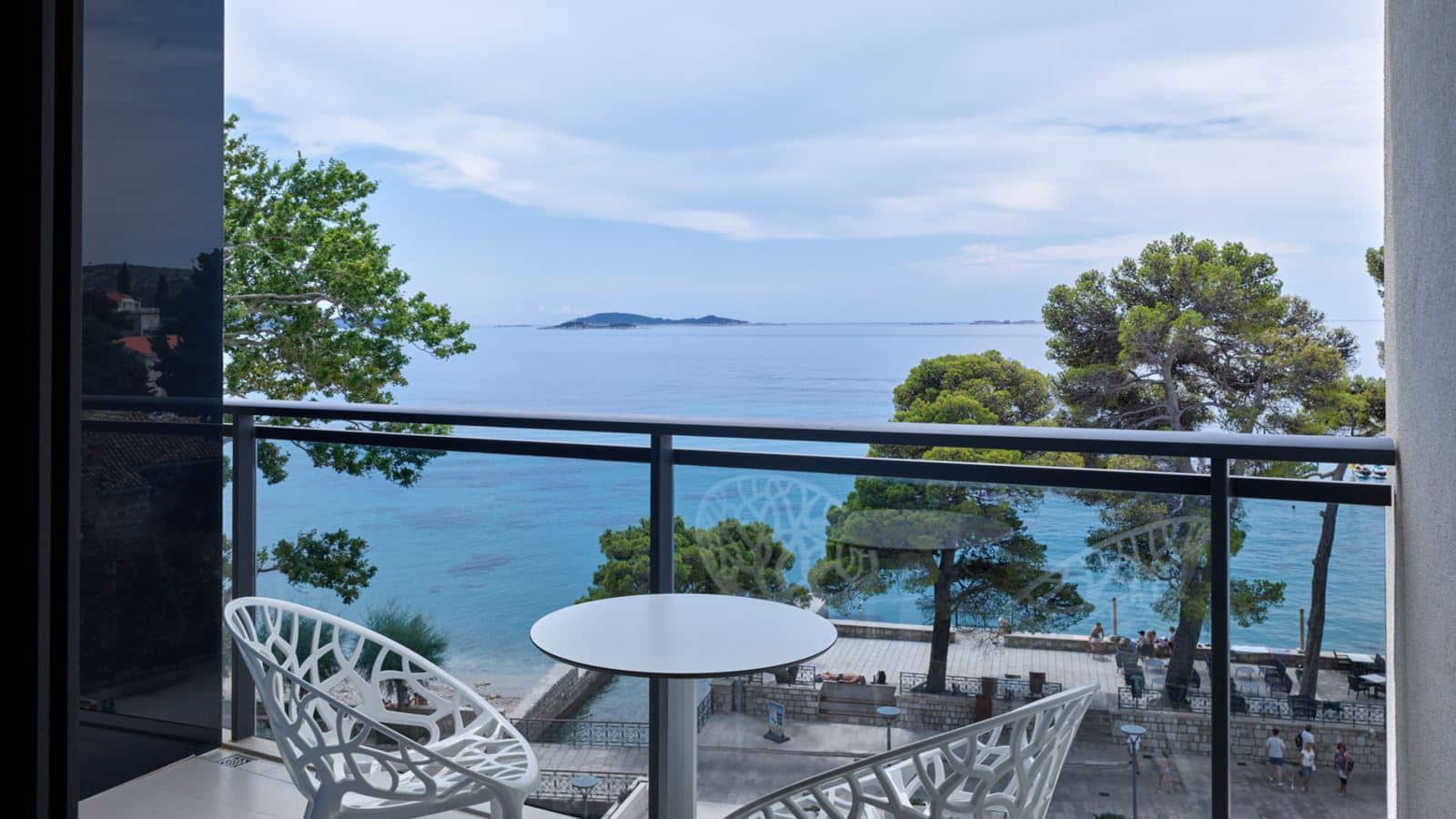 rooms-deluxe-room-seaview-balcony