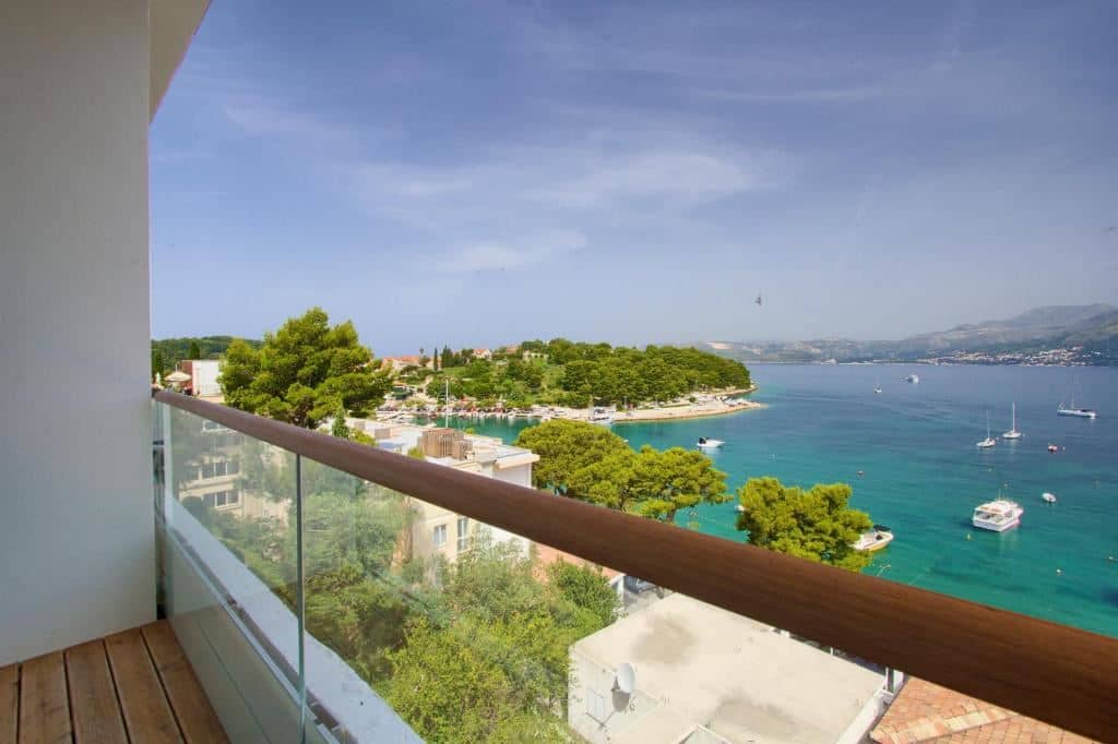 rooms-superior-room-seaview-balcony