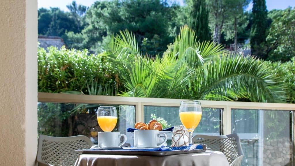 rooms-double-standard-room-park-view-balcony