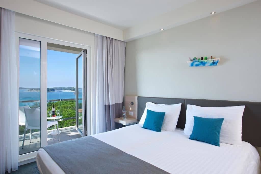 rooms-double-superior-room-seaside-balcony