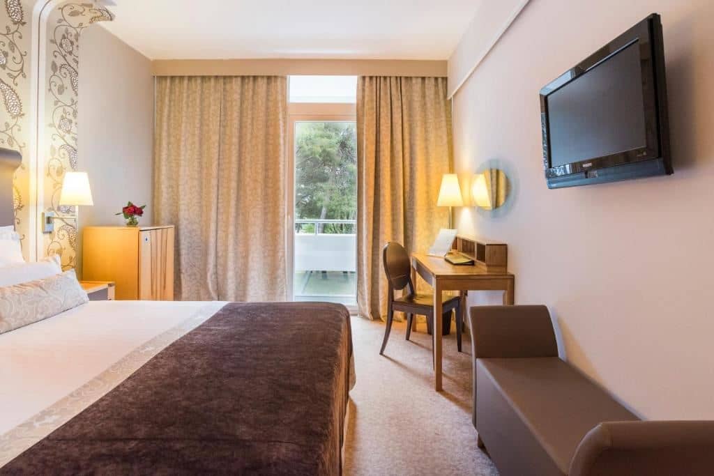 rooms-double-classic-room-park-view-balcony