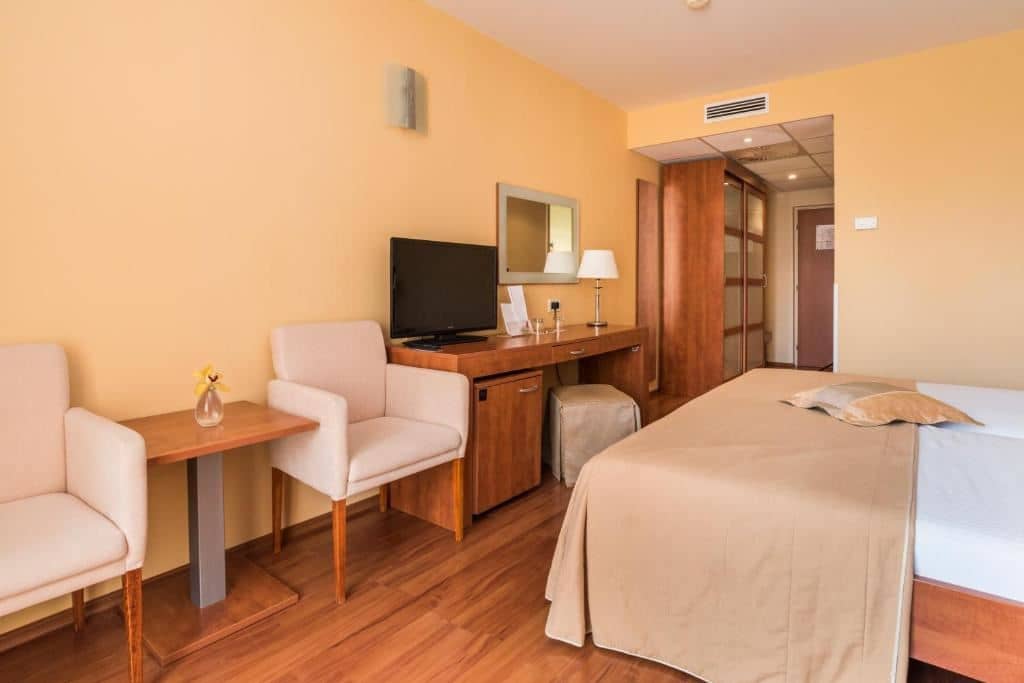 rooms-double-classic-room-park-view-balcony