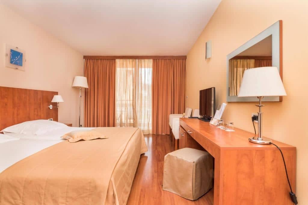 rooms-double-classic-room-park-view-balcony