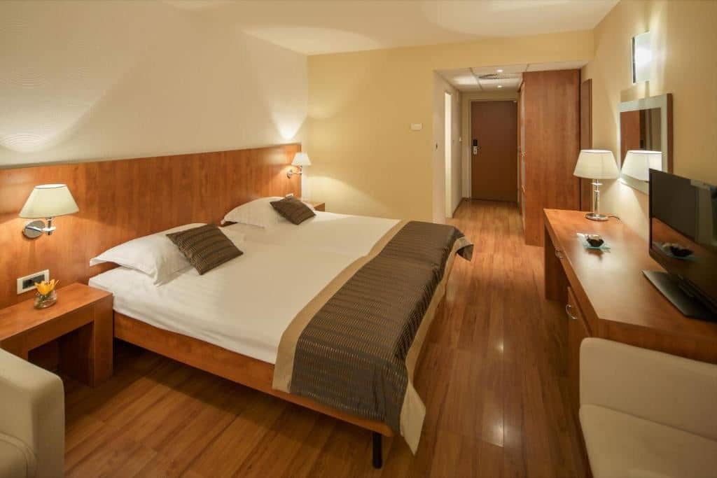 rooms-twin-classic-room-park-view-balcony