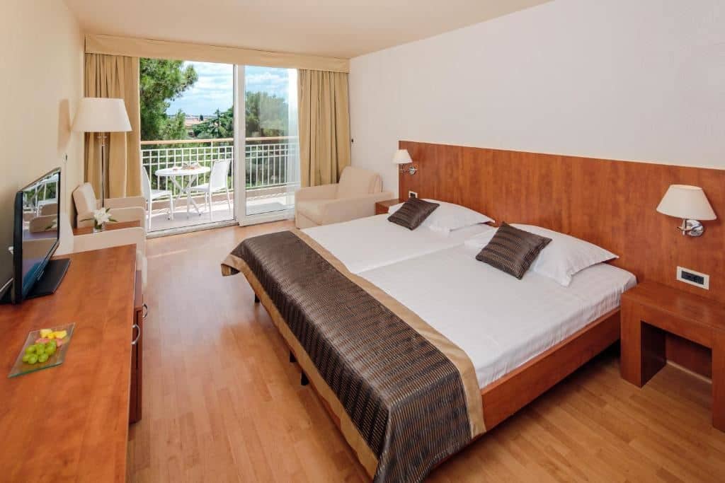 rooms-twin-classic-room-park-view-balcony
