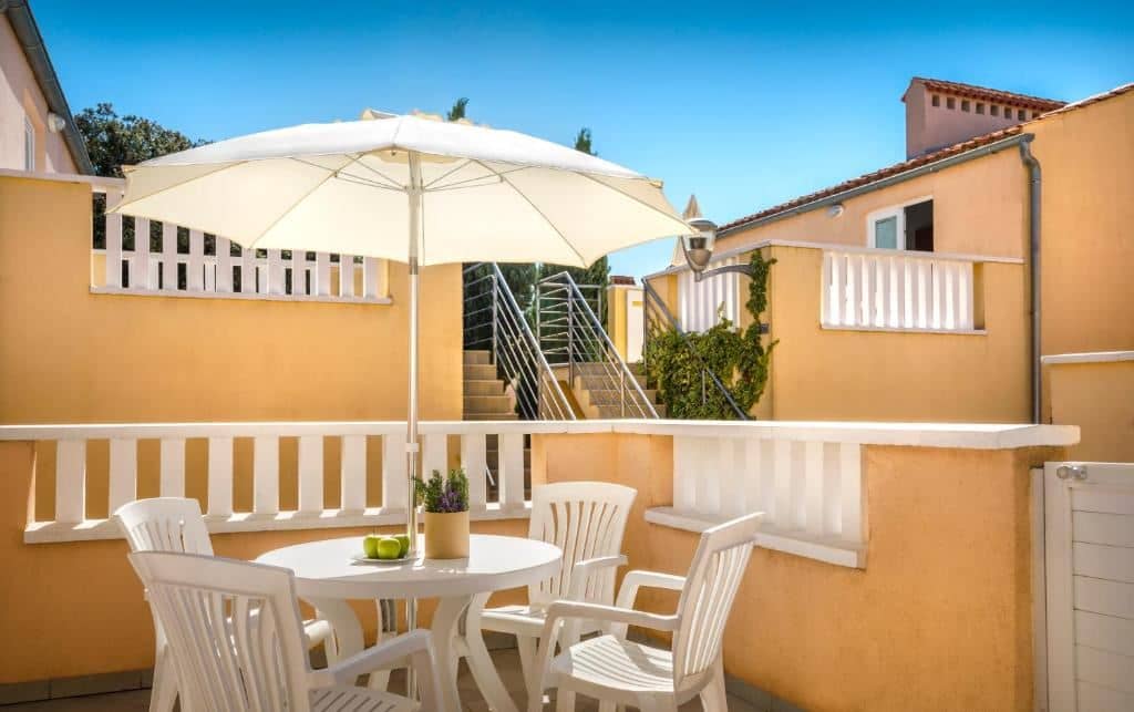 rooms-1-bedroom-basic-apartment-terrace