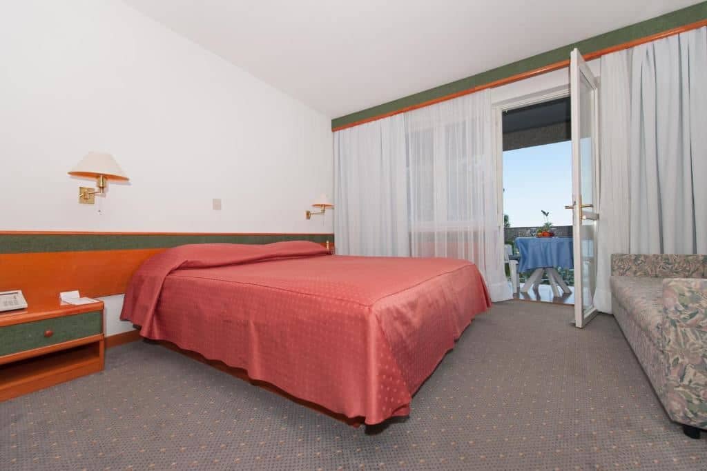 rooms-double-premium-room-seaside-balcony