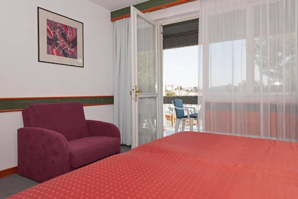 rooms-superior-room-balcony
