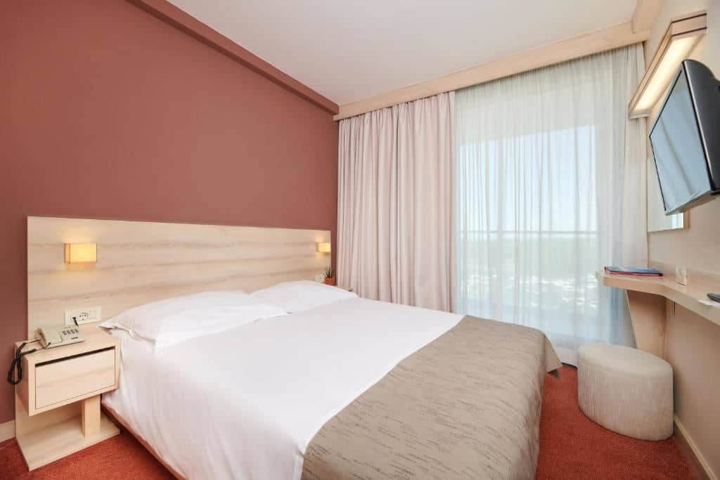 rooms-double-classic-room-park-view-balcony