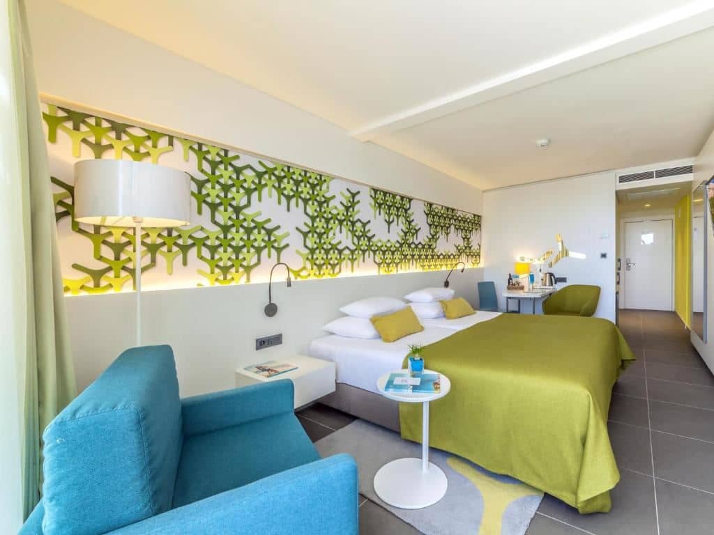 rooms-superior-room-seaside-balcony