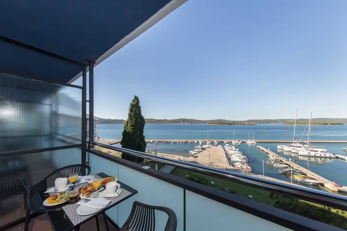 rooms-superior-room-seaview-balcony