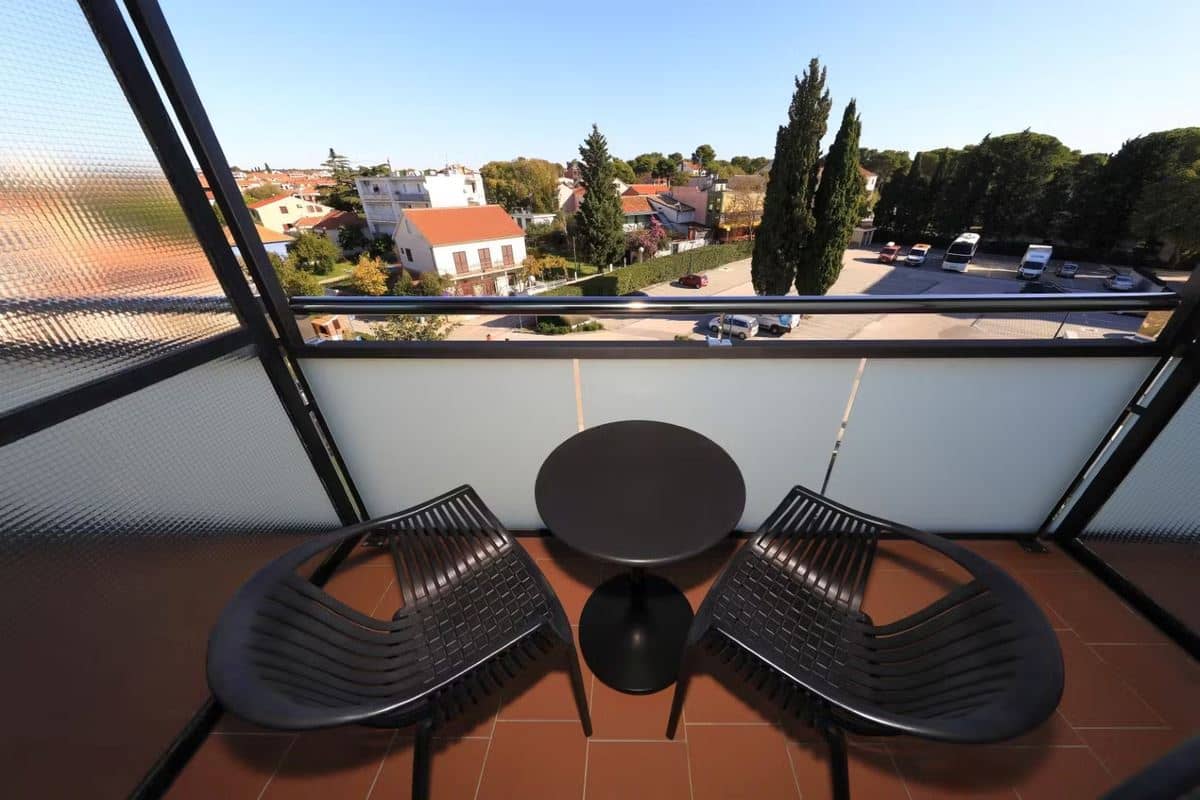 rooms-comfort-room-park-view-balcony
