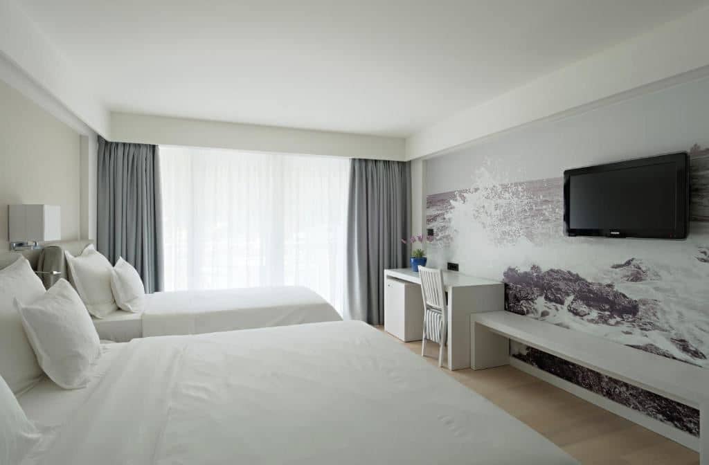 rooms-room-balcony