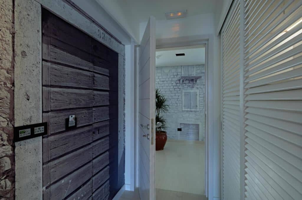 rooms-room-balcony