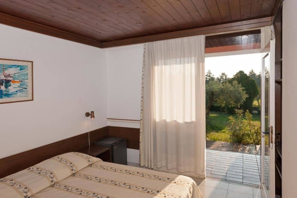rooms-double-standard-room-balcony-or-terrace