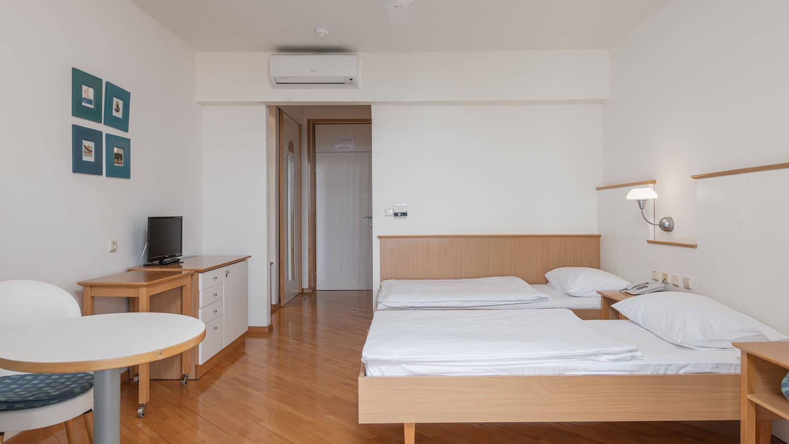 rooms-twin-classic-room-sea-side-balcony