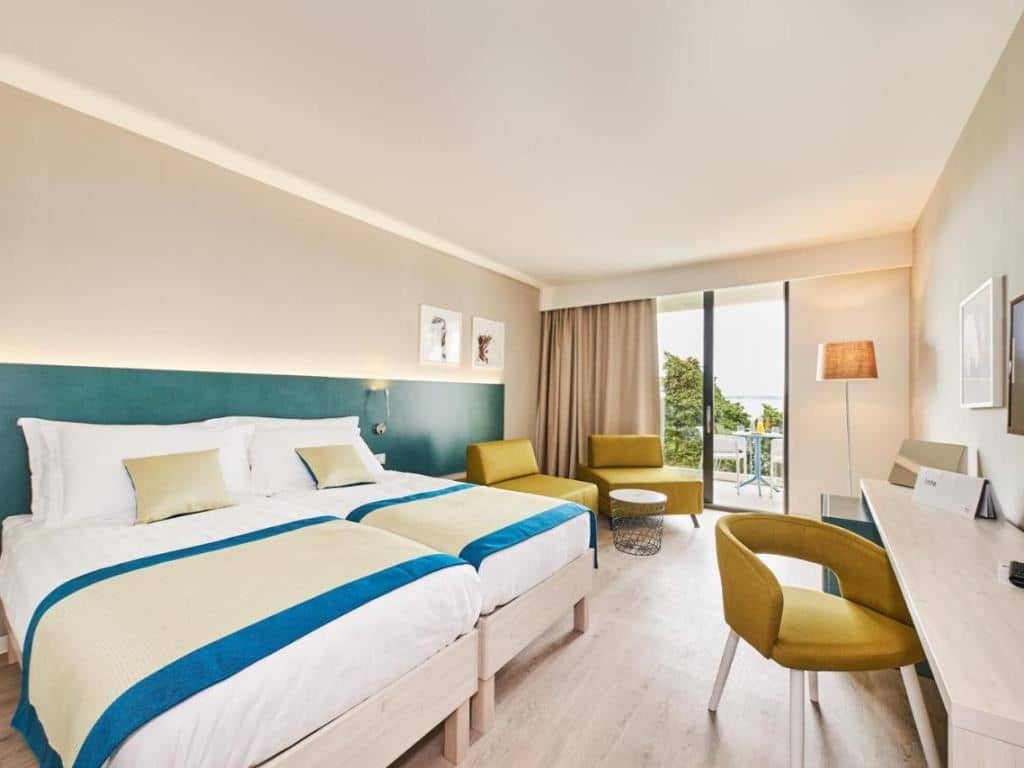 rooms-familyroom-balcony