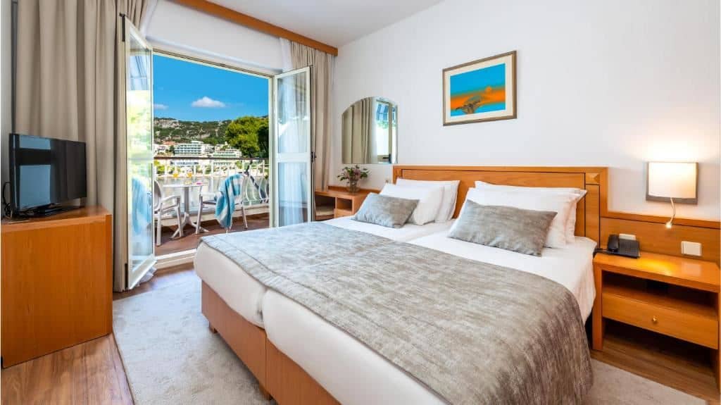 rooms-double-standard-room-seaview-balcony