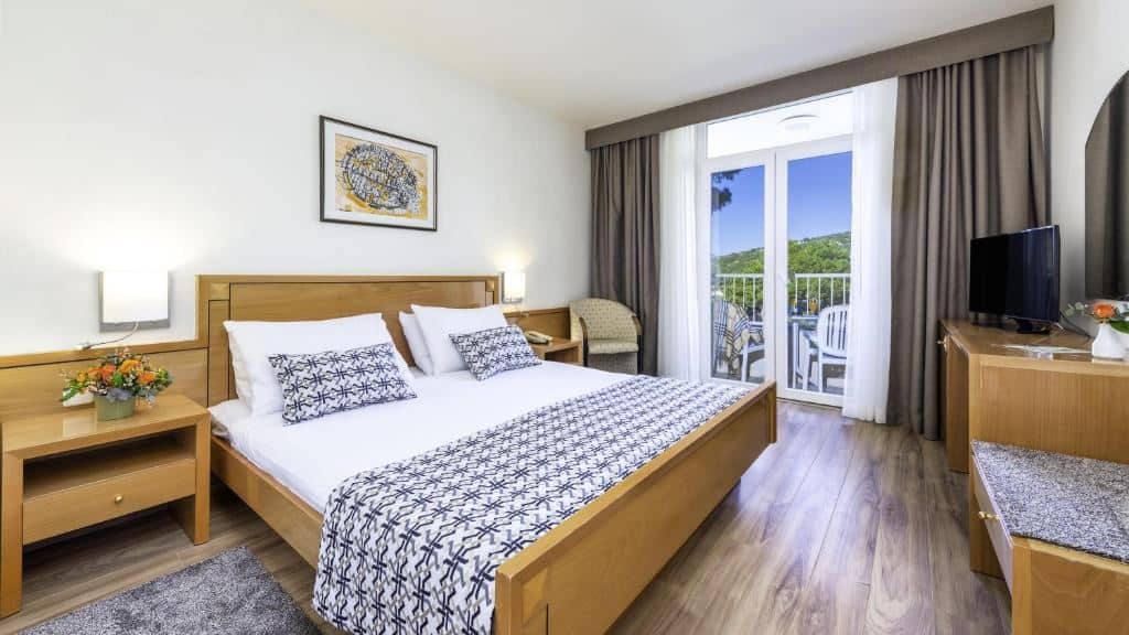 rooms-double-standard-room-seaview-balcony